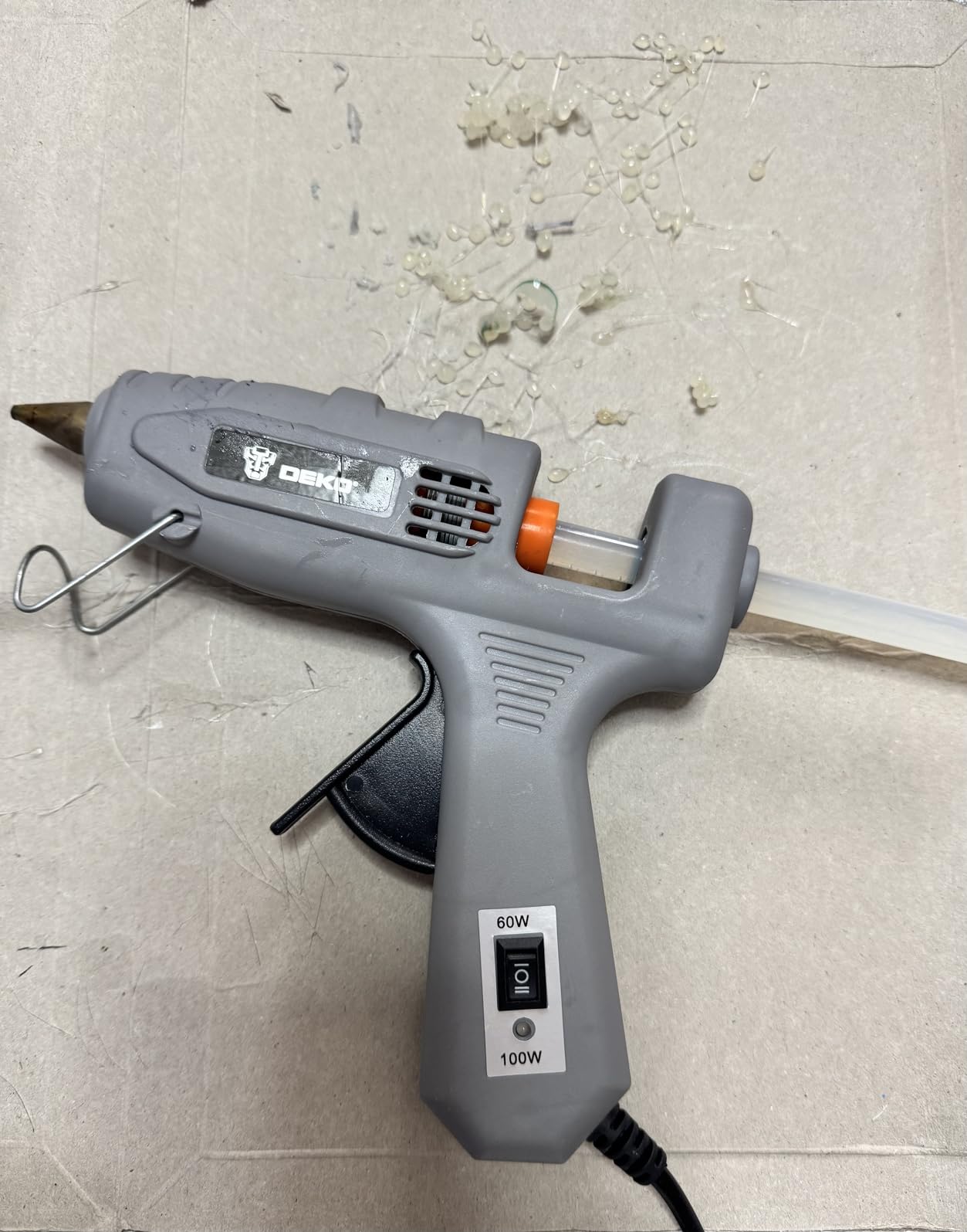 DEKOPRO POWER TOOLS pistolet à colle chaude 60/100 W gris rose, 25 bâtons
