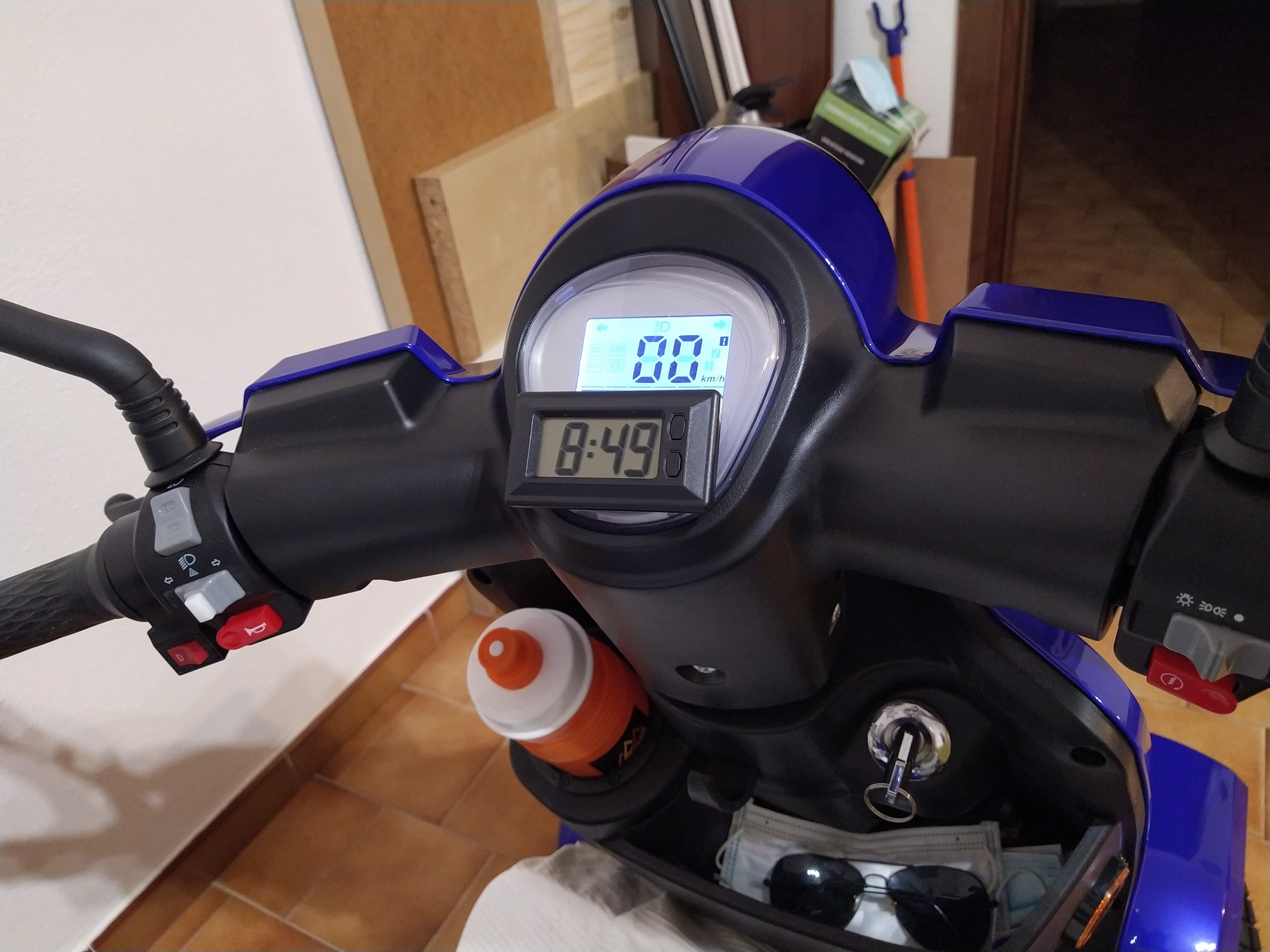 Omabeta Automotive Accessories horloge numérique LCD noire avec tampon adhésif