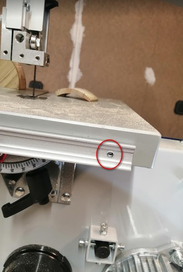 Scheppach HBS Series HBS261 scie à ruban avec lame de rechange incluse 500 W