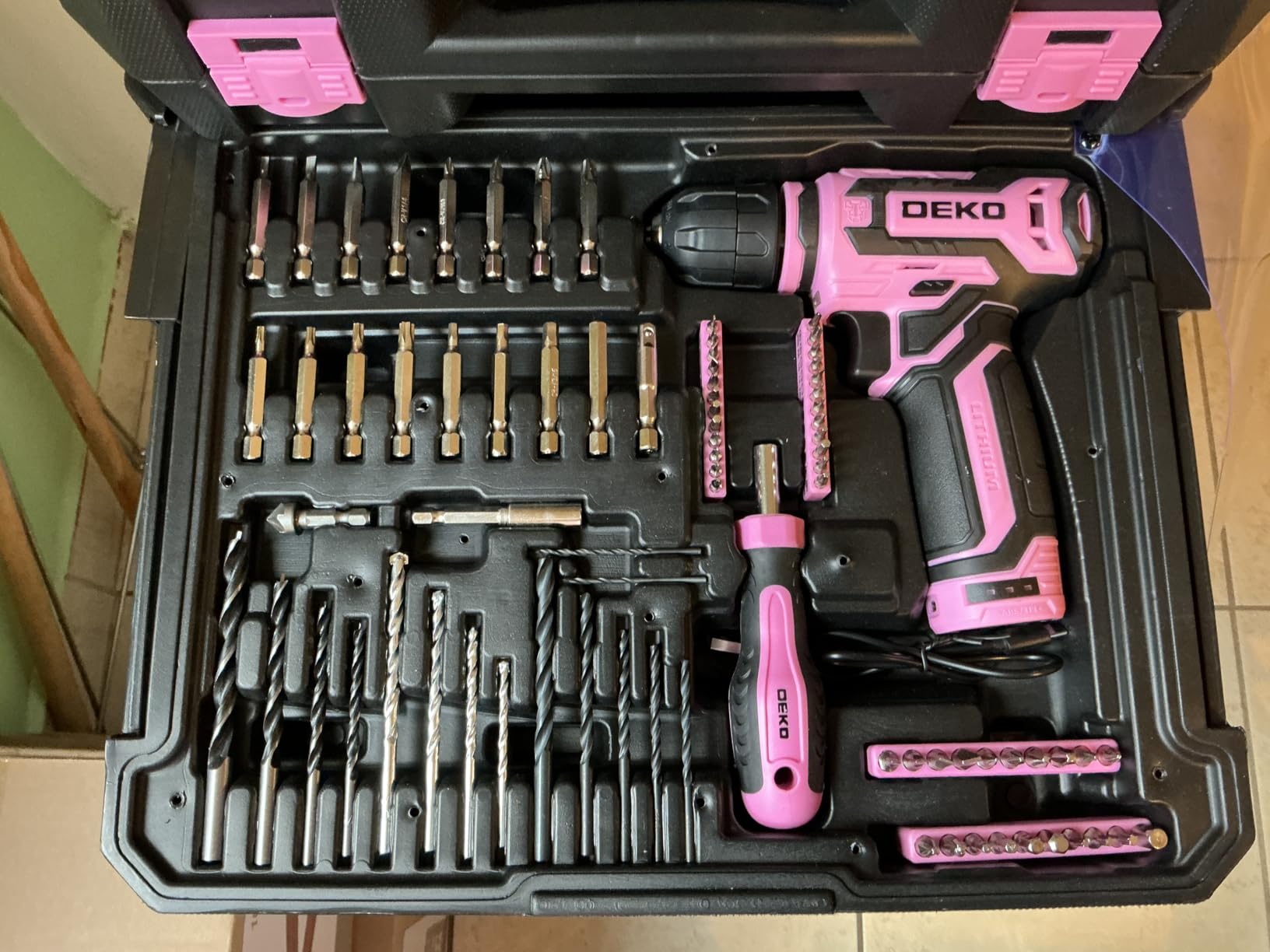 DEKOPRO TOOL KIT kit d’outils 238 pièces rose avec perceuse 12 V