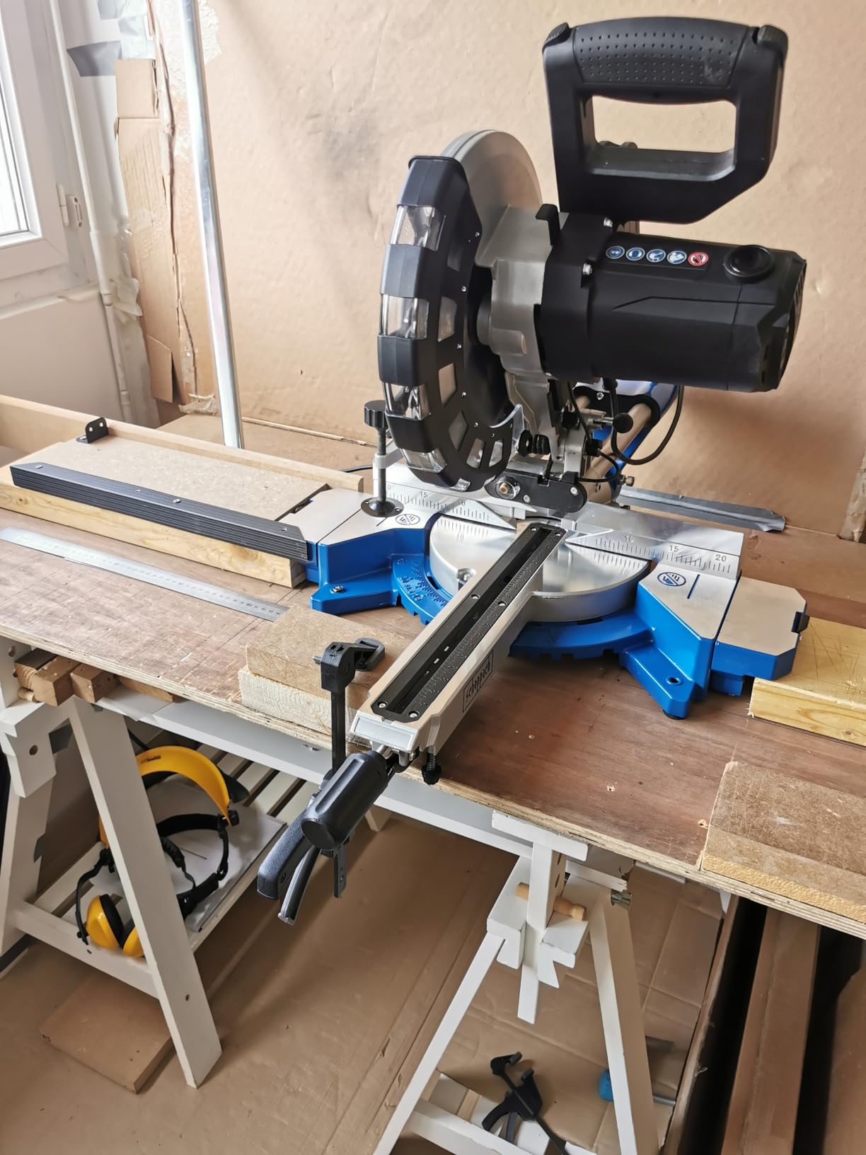 Scheppach HM Series HM254 scie à onglets 2000 W Ø 255 mm avec laser