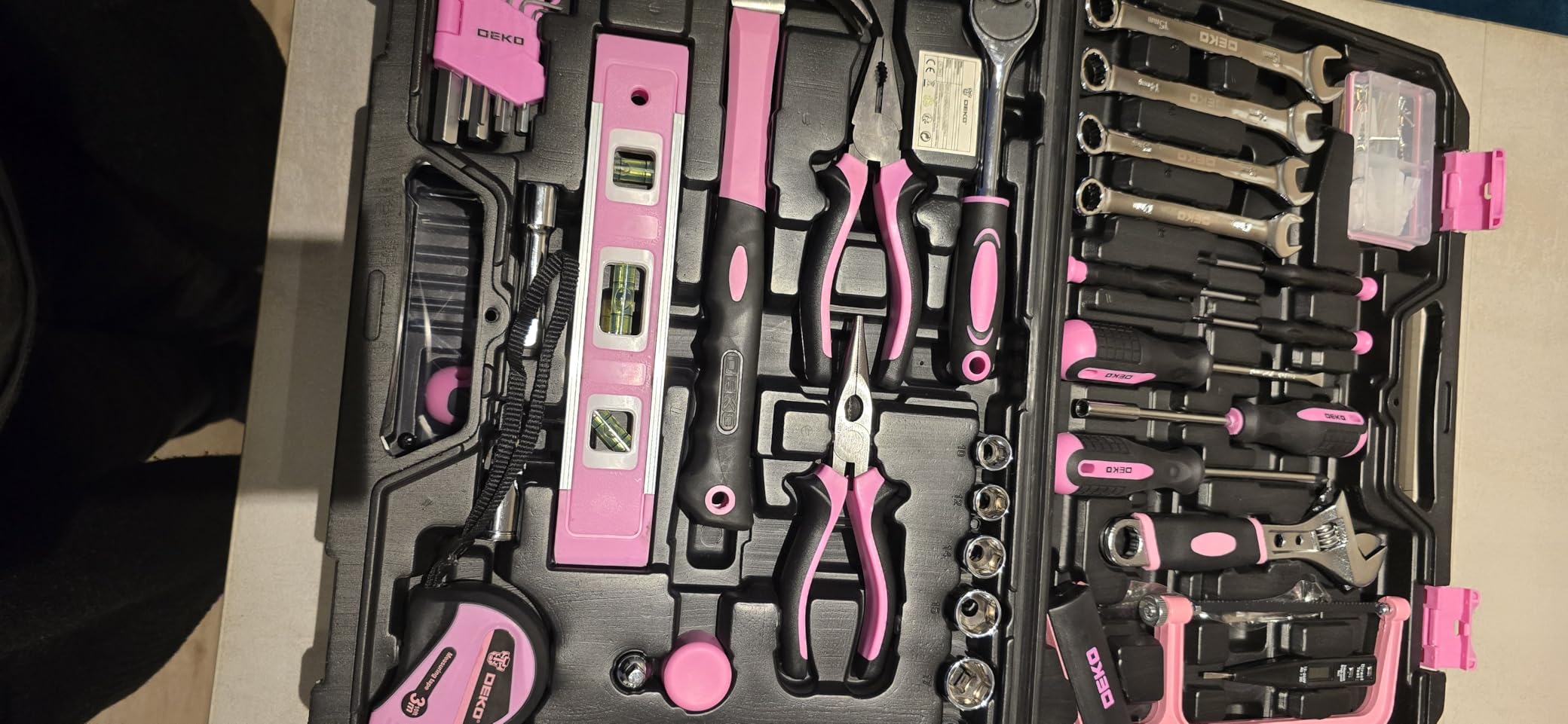 DEKOPRO TOOL KIT caisse à outils 238 pièces avec visseuse 12 V rose