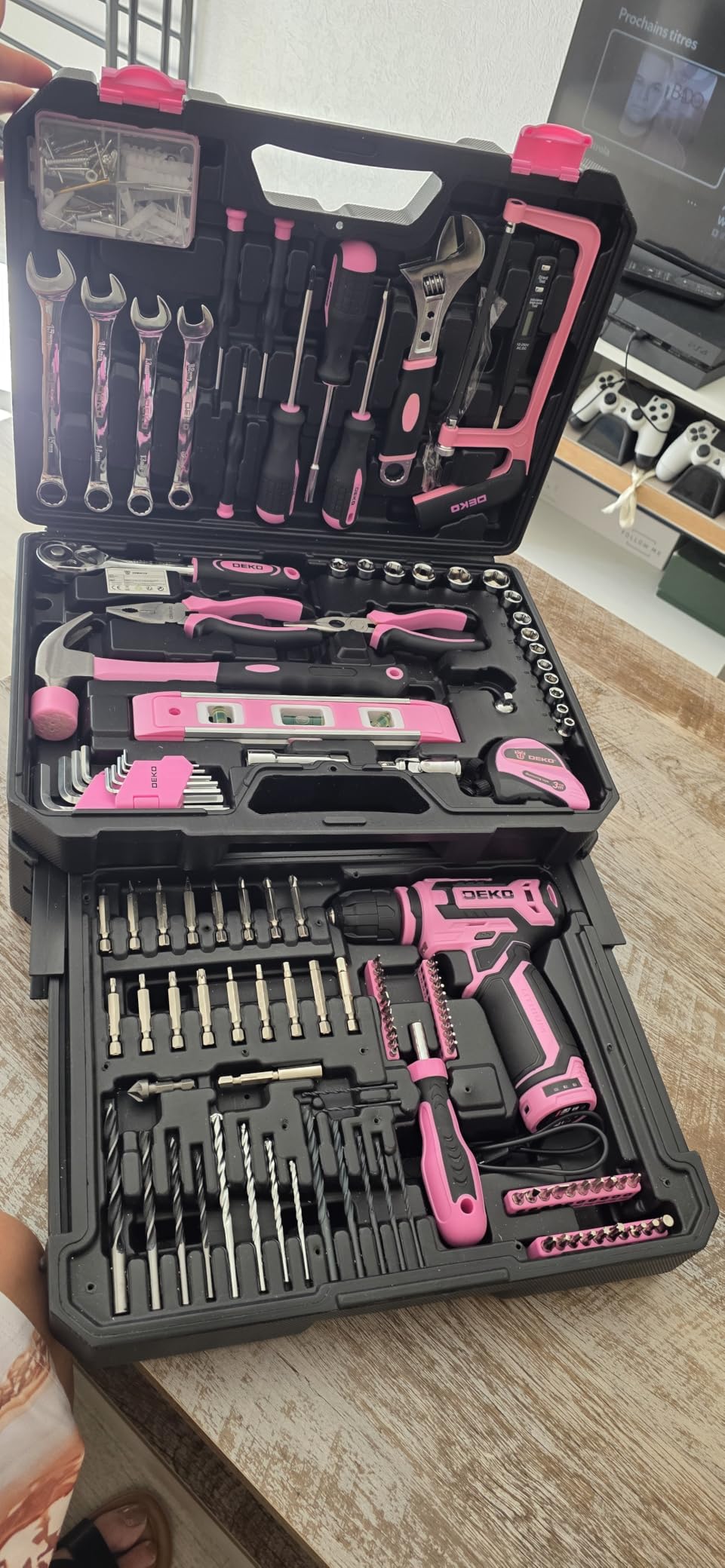 DEKOPRO TOOL KIT caisse à outils 238 pièces avec visseuse 12 V rose