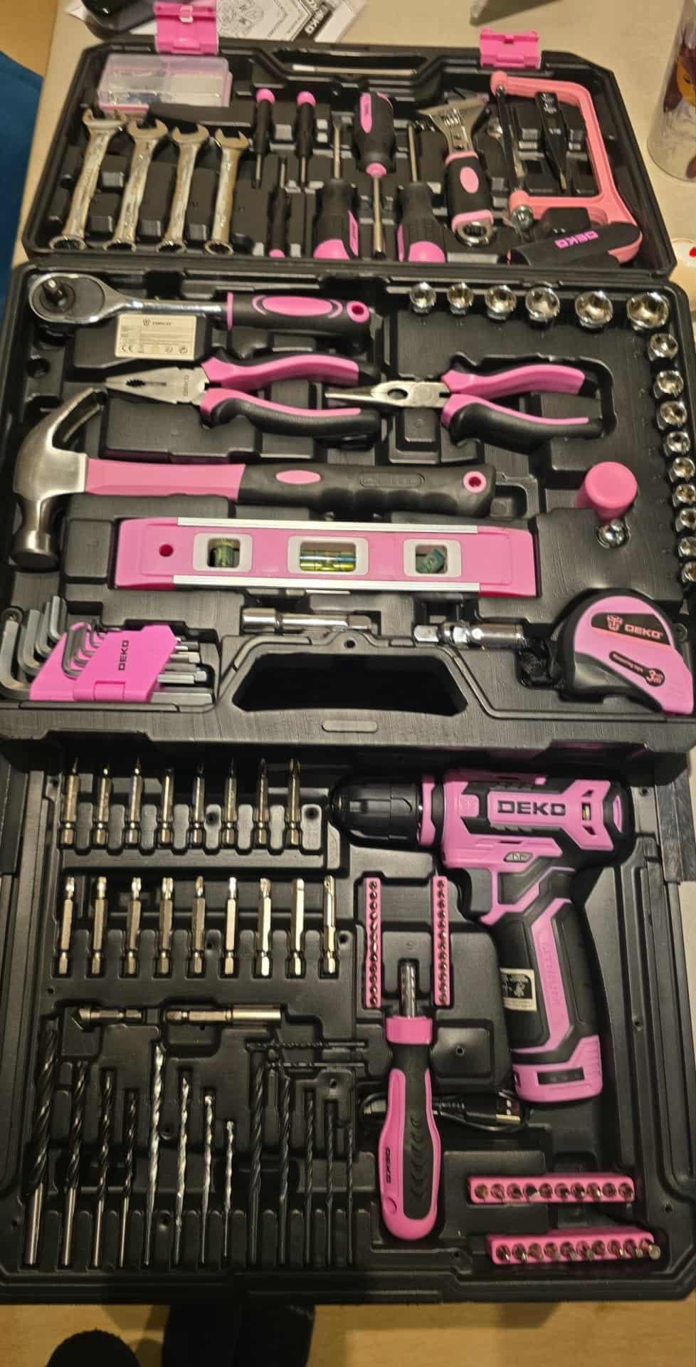 DEKOPRO TOOL KIT caisse à outils 238 pièces avec visseuse 12 V rose