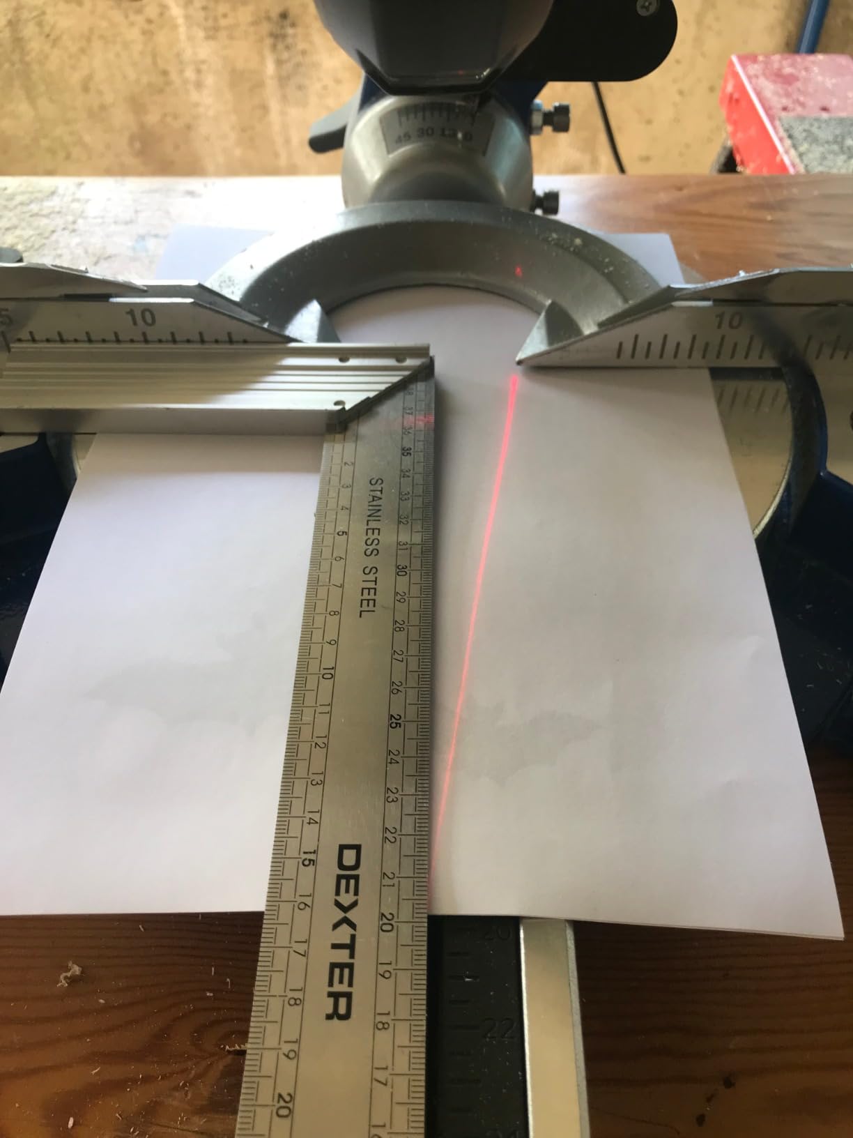 Scheppach HM Series HM216 scie à onglets 2000 W Ø 216 mm avec laser