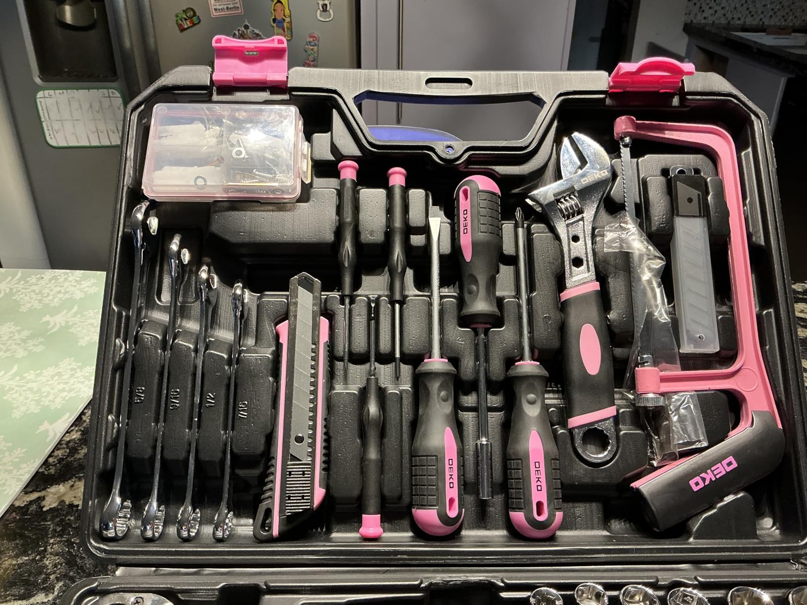 DEKOPRO TOOL KIT kit d’outils 238 pièces rose avec perceuse 12 V