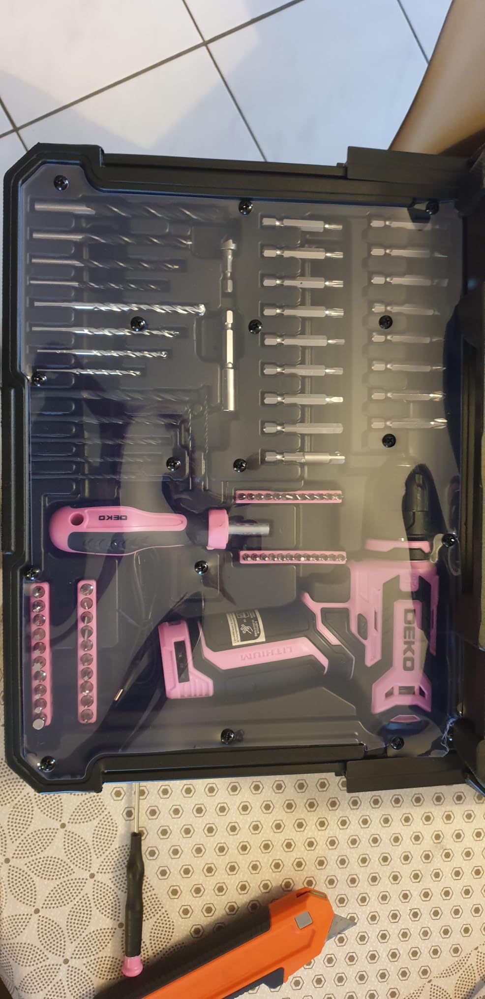DEKOPRO TOOL KIT caisse à outils 238 pièces avec visseuse 12 V rose