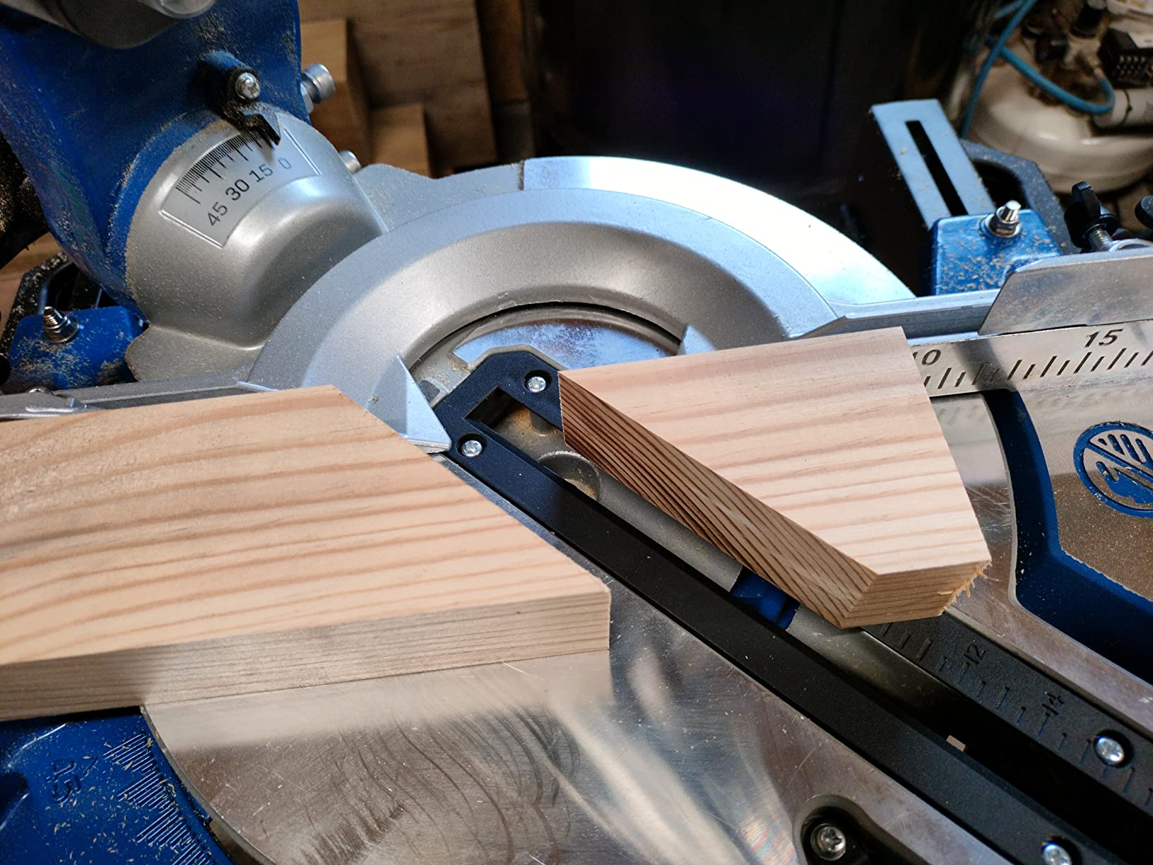 Scheppach HM Series HM254 scie à onglets 2000 W Ø 255 mm avec laser