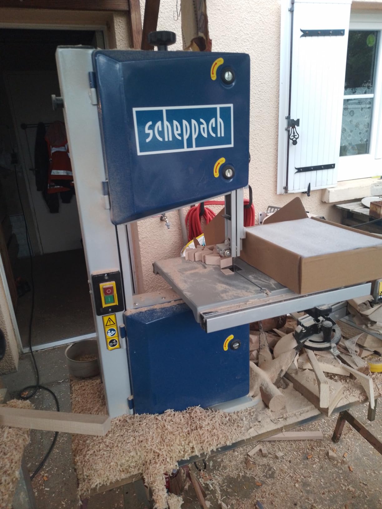 Scheppach HBS Series HBS261 scie à ruban avec lame de rechange incluse 500 W