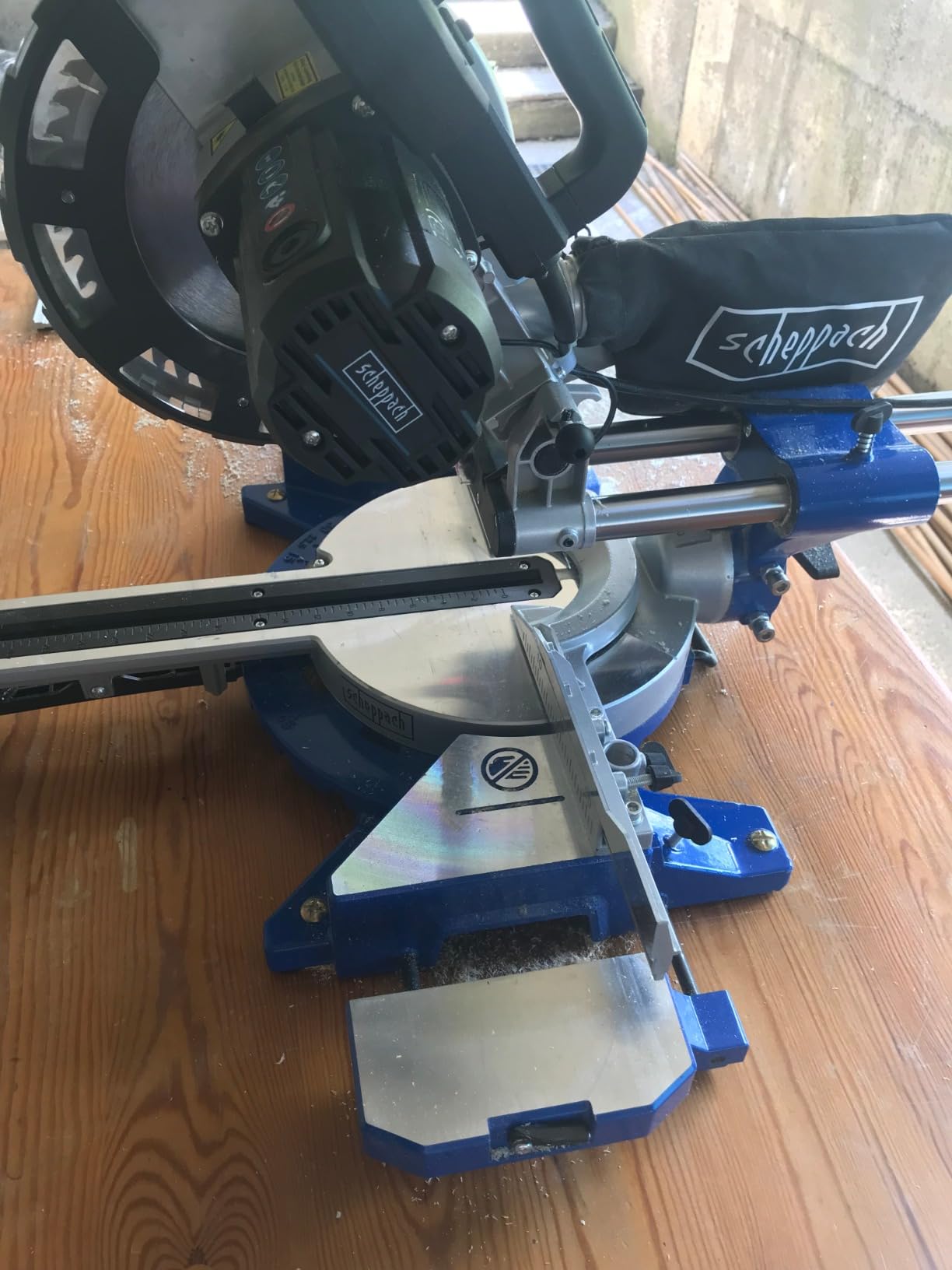 Scheppach HM Series HM216 scie à onglets 2000 W Ø 216 mm avec laser